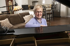 Joyce Siting at piano