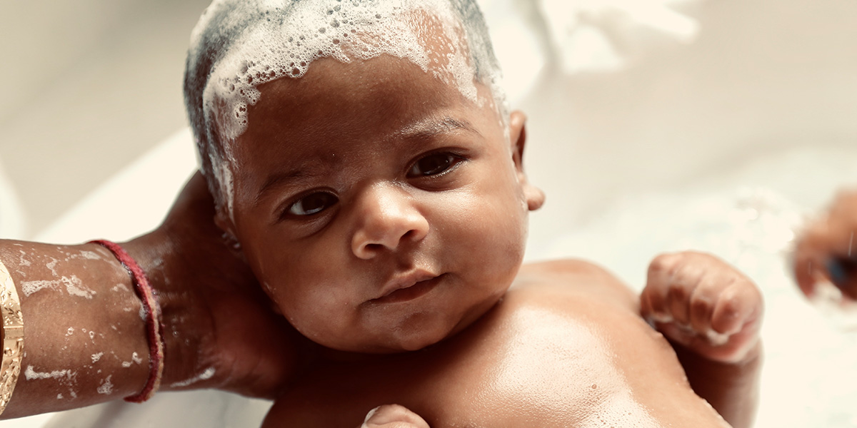 How to Bathe a Newborn: Baby Sponge Bath
